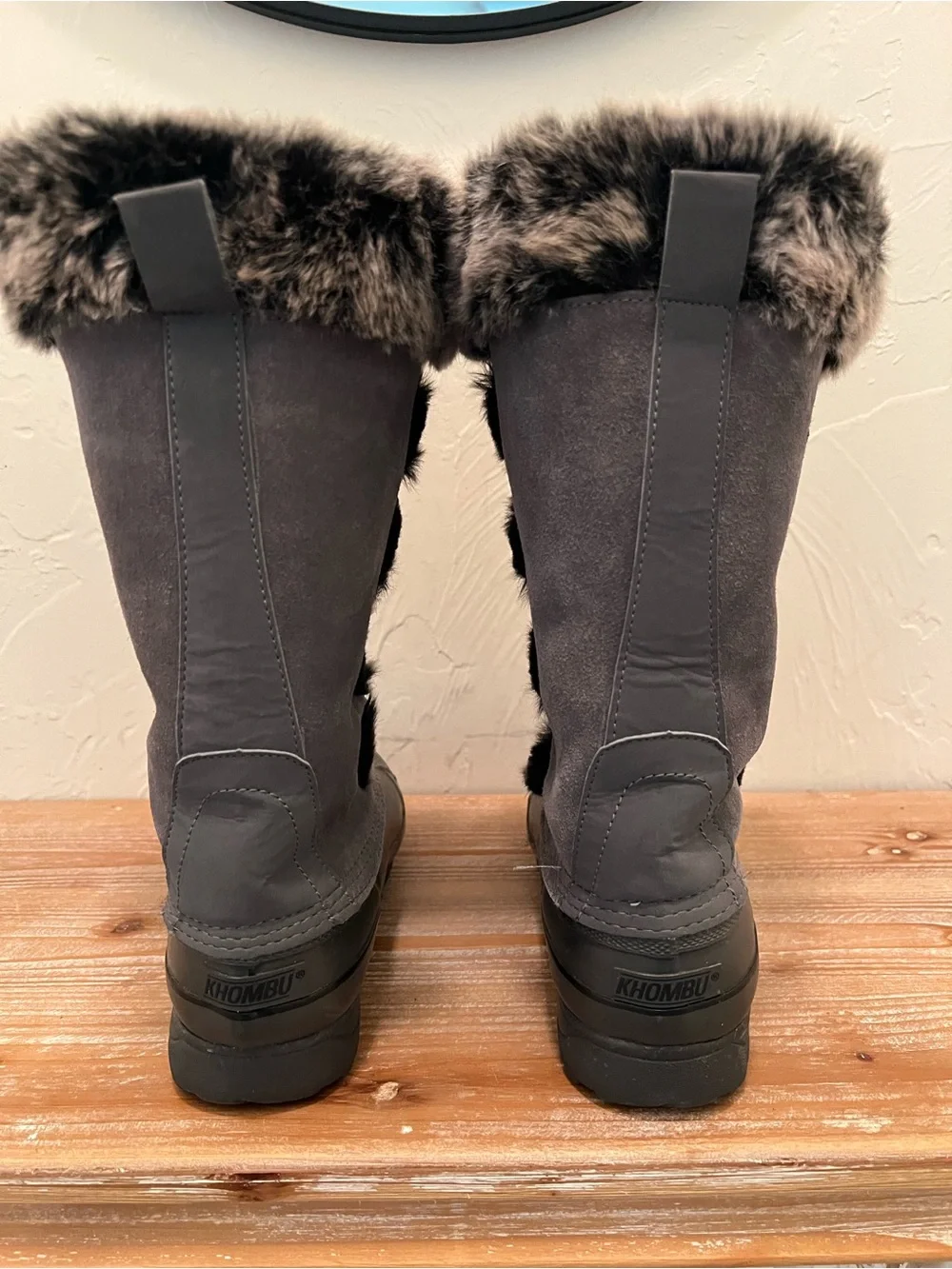 Khombu Women’s Gray and Black Faux-Fur Lace-Up Winter Boots. Size 7M
